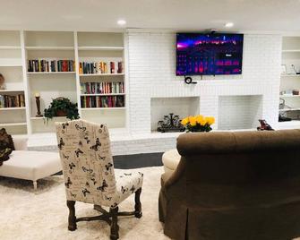 Bennett Suites located in a historically small town rich in history. - Marion - Lounge