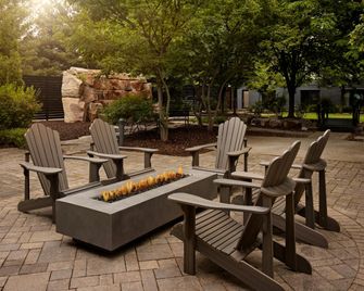 Courtyard by Marriott Hamilton - Hamilton - Patio