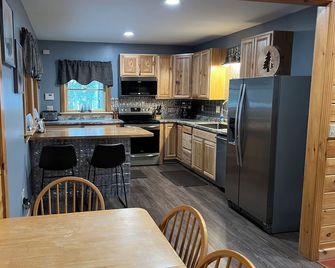 Lakefront cabin with endless sunsets in Stratton. Sauna coming May 2026! - Stratton - Kitchen