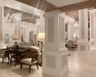 Tropical Beach Condo - Pool, 86\' Tv, Wifi, One Block To Beach - Palm Beach - Lobby