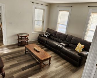 Very spacious, clean, and comfortable first floor unit. Close to major highway! - Manchester - Living room
