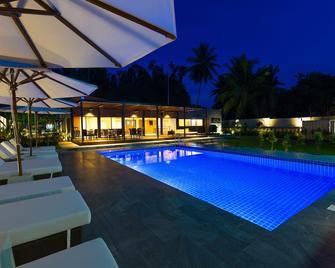 Meridian Adventure Marina Club & Resort - Waisai - בריכה