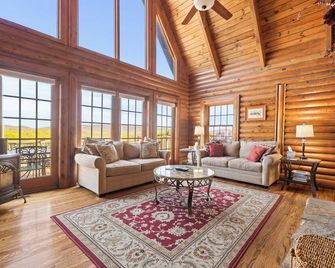 Stunning Mountain Views on 8 Acres with Hot Tub, sleeps 10 - Saluda - Salon