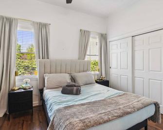 Newly Renovated Tremont Treasure I Cozy + Modern - Cleveland - Bedroom