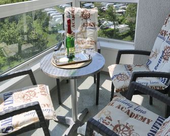 Schicke FeWo 150m vom Strand kostenlos WLAN großes Schwimmbad Sauna - Cuxhaven - Balcón