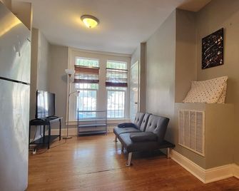 Entire House 1BD King Bed near Downtown - Baltimore - Living room