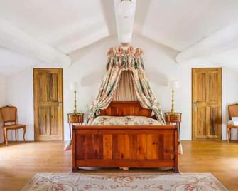 Welcome to Mas Cabanne, where tranquillity meets traditional French elegance. - Vallérargues - Habitación