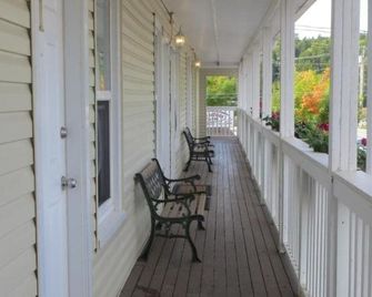 Parkland Village Inn - Alma - Balkon