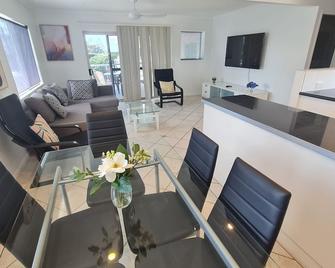 Cranbourne Court Beachside Apartments - Maroochydore - Living room