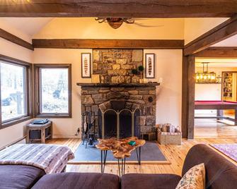 Serene Sanctuary - Pet Friendly Creekside Cabin w/ Fire Pit & Cozy Charm - Canadensis - Living room