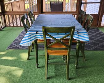 Blue Heron Point - Hot Tub, Kayaks, Fishing, 3 bedrooms on a no wake lake - Edmore - Dining room