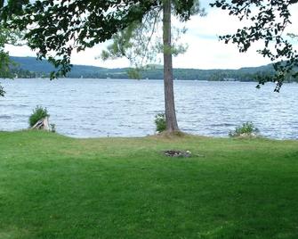 Waterfront 4-Season Log Cabin ( Moose Camp) - Pittsburg - Vista del exterior