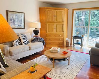 Cozy Bar Harbor home for nature enthusiasts close to Acadia National Park! - Bar Harbor - Living room