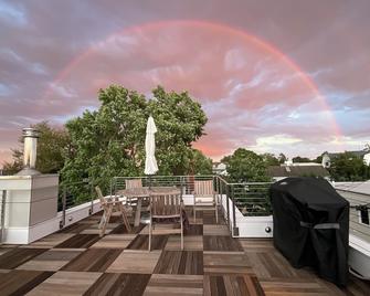 Modern Waterfront Home brsteps from the water in quiet beachside neighborhood - Westport - Balcony