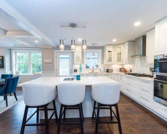Ultra-Luxurious Home near Boston (Pet-Friendly) - Waltham - Kitchen