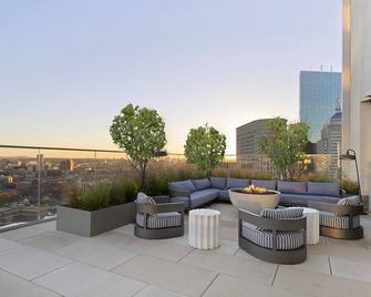 Modern Back Bay 1br w/ w/d & gym, nr Boston Common, by Blueground - Boston - Balcone