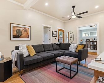 Historic Gold Rush Cottage - Amazing Porch, Patio & Walk to Downtown - Grass Valley - Wohnzimmer