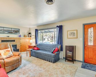 Burney Cottage w/ Game Room: Walk to Town! - Burney - Вітальня