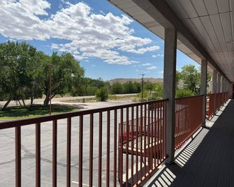 Cathedral Valley Inn - Caineville - Balcón