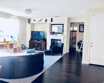 Modern Newer Home Close To Napa Wine Country, Sacramento & San Francisco - Fairfield - Pokój dzienny