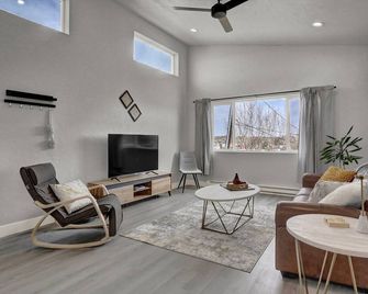 Brand New Luxury 1-Bedroom Minutes from Downtown & Hiking - Colorado Springs - Living room
