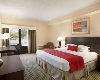رمادا باي ويندام نيوارك/ويلمينغتون - نيوارك - غرفة نوم