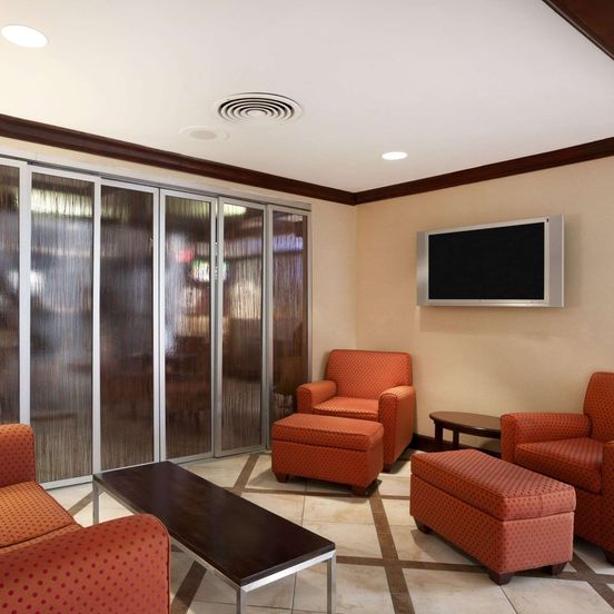 Living room view of Ramada by Wyndham Newark/Wilmington