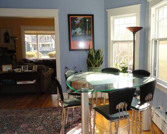Comfortable home in historic Oak Park- open For Thanksgiving and Christmas!!! - Oak Park - Dining room