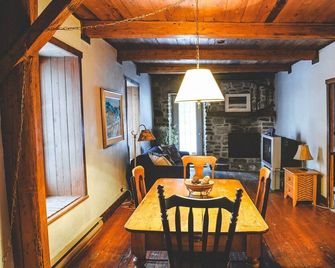 Rustic 300 y/o Cottage in of Historical Paradise - Château-Richer - Sala de jantar