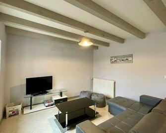 Charming 19th-Century Farmhouse: Heated, Baby-Friendly, Near Loire Gorges & Historic Sites - Saint-Vincent - Living room