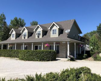 Adventure The Bruce Inn - Recently Renovated With Outdoor Hot Tub - Tobermory - Building