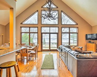 Lakefront Roscommon Home w/ Game Room & Dock! - Roscommon - Sala de estar