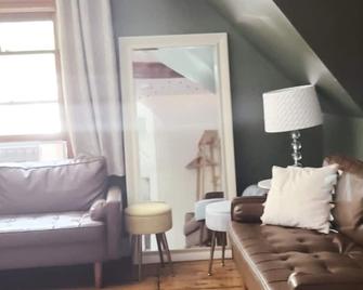 The Attic: 2br - 1bth - 4 guests - Champaign - Sala de estar