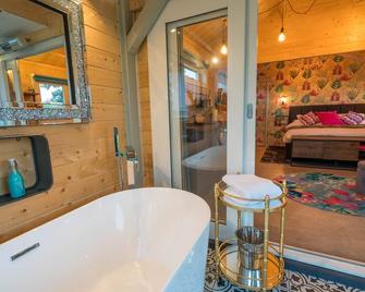 Unique Spacious Heated Lodge With Enclosed/open air Bathtub and Outdoor Seating - Balloch