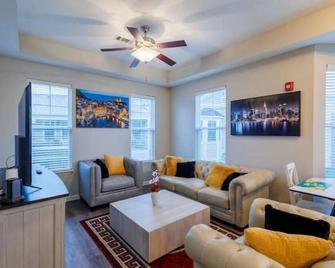 An Exquisite 3 Bedroomtownhome In Zionsv - Zionsville - Living room