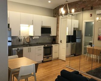 Luxury Contemporary Studio, queen bed, full kitchen Apt 8 - بنفيلد - مطبخ