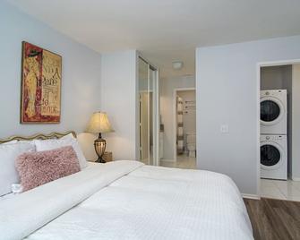 Chic 2-Bedroom Condo, Pool View, Modern Upgrades & Prime Location! - San Diego - Bedroom
