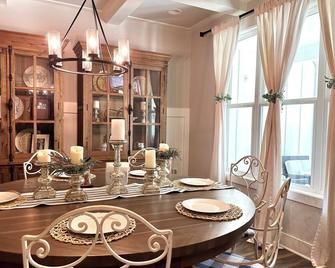 Luxury Farmhouse decor to the hilt!1 acre gated. RV & boat space plus camping! - Dawsonville - Eetruimte
