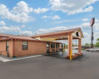 Econo Lodge Nashville North - Nashville - Building