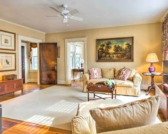 Lovely Apt, 1 Block to Downtown Danville - Danville - Living room