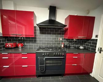 Charming 3br House - Wifi, Parking, Pet Friendly - Dudley - Kuchyň