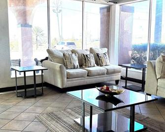 Ramada by Wyndham Davenport Orlando South - Davenport - Wohnzimmer