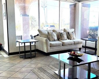 Ramada by Wyndham Davenport Orlando South - Davenport - Living room