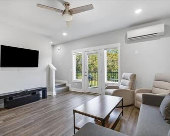 4Beds + Safe & Quiet! 10toAirport & 15toDowntown! - Antioch - Living room