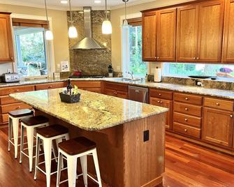 Beautiful Lake Ki Waterfront - Arlington - Kitchen