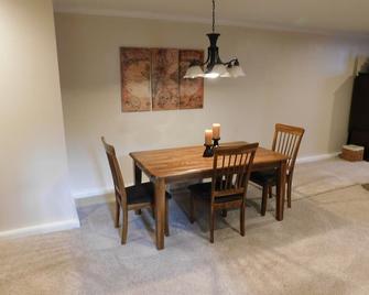 Newly finished basement apartment with private entrance in Columbus Indiana. - Columbus - Dining room