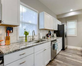 Perfect for Group Getaways and Nightlife Enthusiasts! - Kansas City - Kitchen