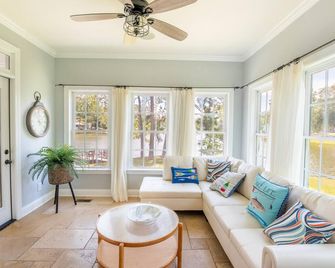 Tie One On! at 4 Bdr Waterfront Lake Marion - Manning - Living room