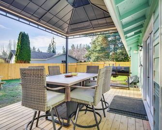 Charming Arlington Home w/ Hot Tub & Fenced Yard! - Arlington - Balcony