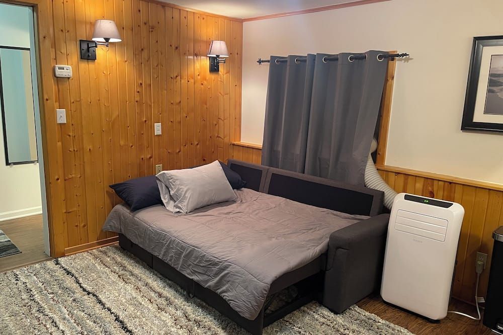 Cozy studio with AC and WiFi. Central for tourist sites in Oscoda. family of 4. - Oscoda - Bedroom